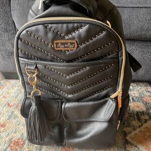 Itzy Ritzy Boss Backpack in Rock and roll- like new condition